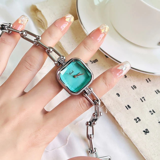 ge迪轻奢小众高级感手链表创意小巧精致小方糖玻璃高颜值女士手表