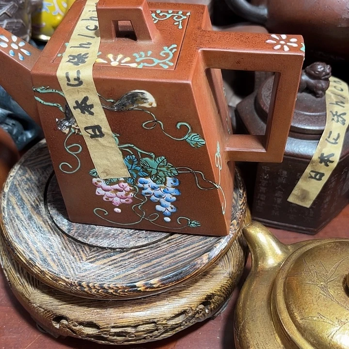 茶壶紫砂原矿泥料手工制作的一把紫砂壶。