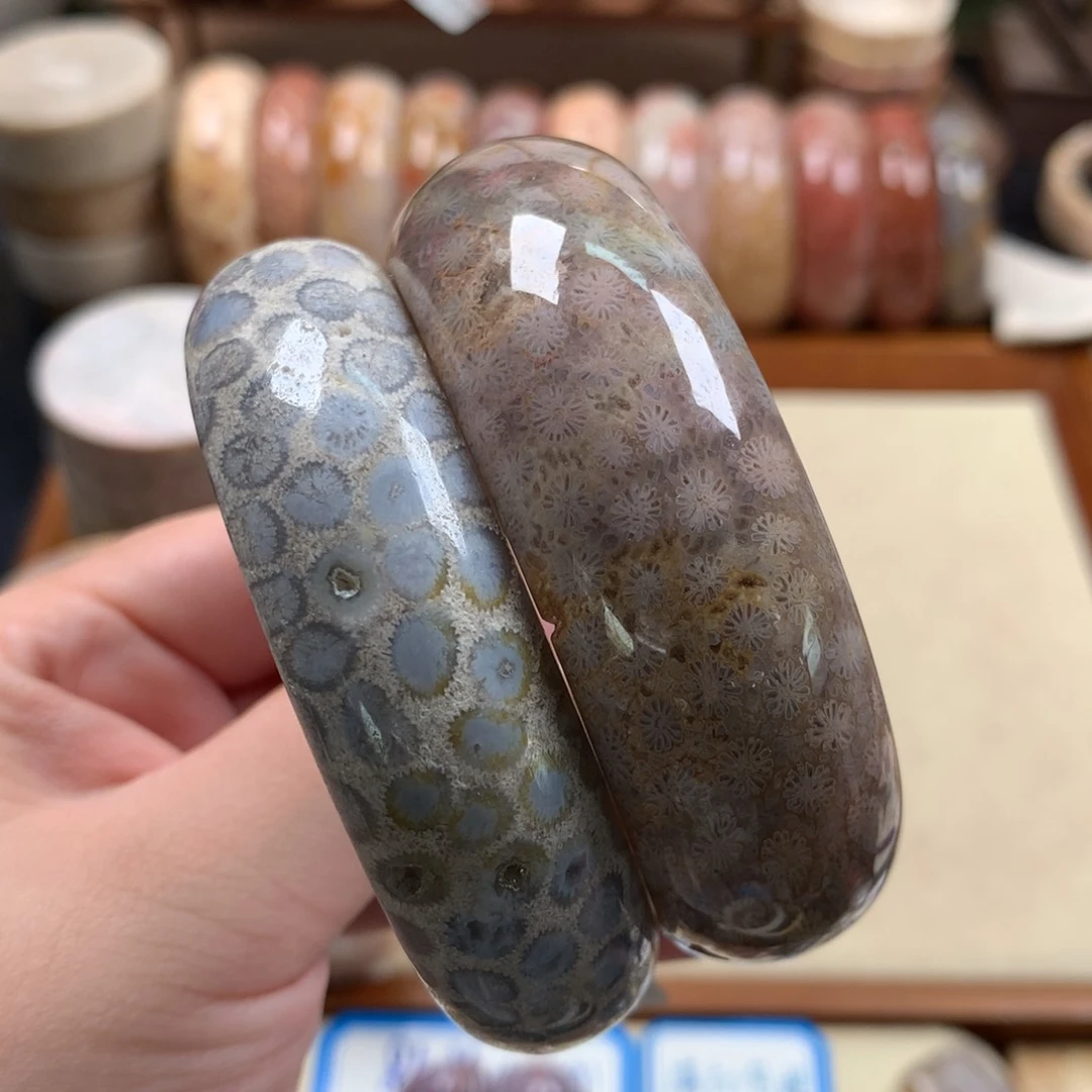 硅化珊瑚（珊瑚玉）56，57圈口漏200/个，可挑。未镶嵌