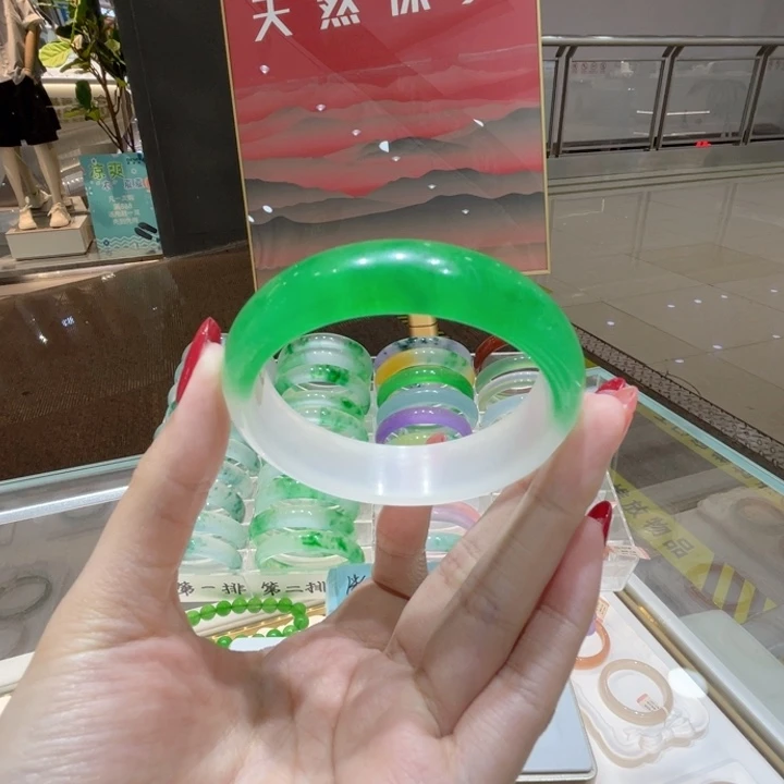翡翠手镯未镶嵌翡翠手镯