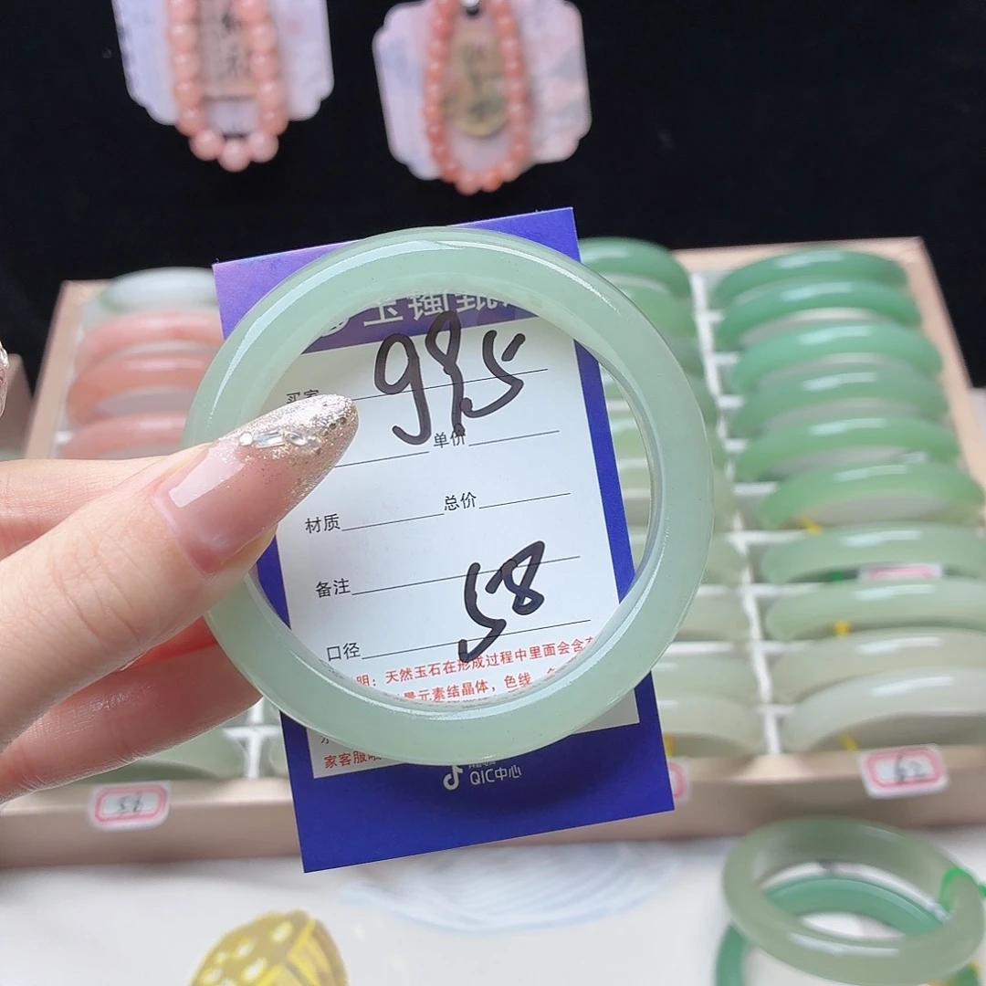 小***奶石英质玉未镶嵌手镯