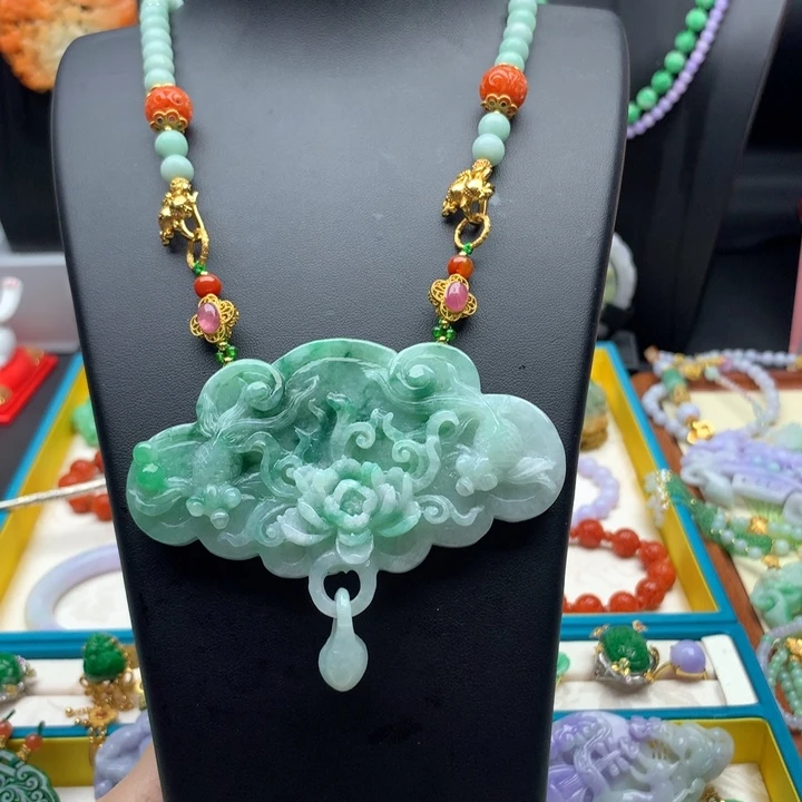 翡翠颈饰未镶嵌翡翠荷叶鱼