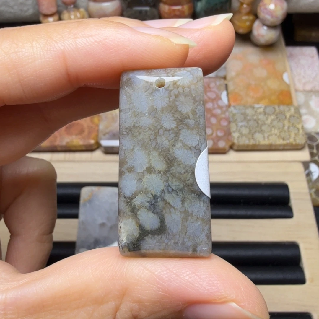 硅化玉未镶嵌带点黑金沙