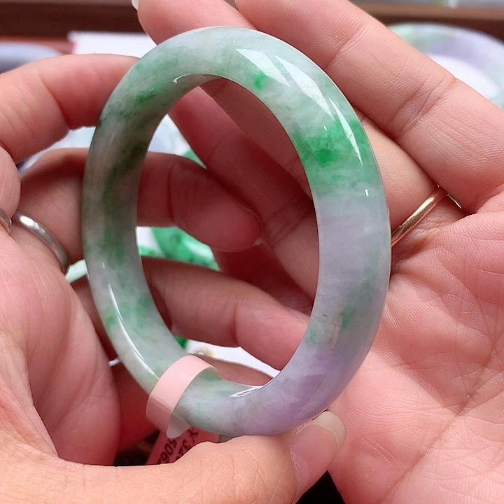 翡翠手镯未镶嵌翡翠