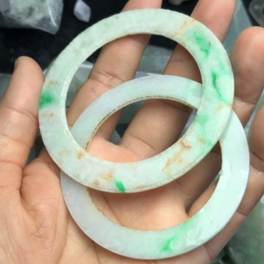 翡翠未镶嵌颈饰料子