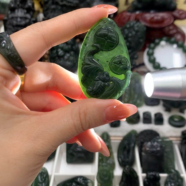 蛇纹石玉未镶嵌颈饰