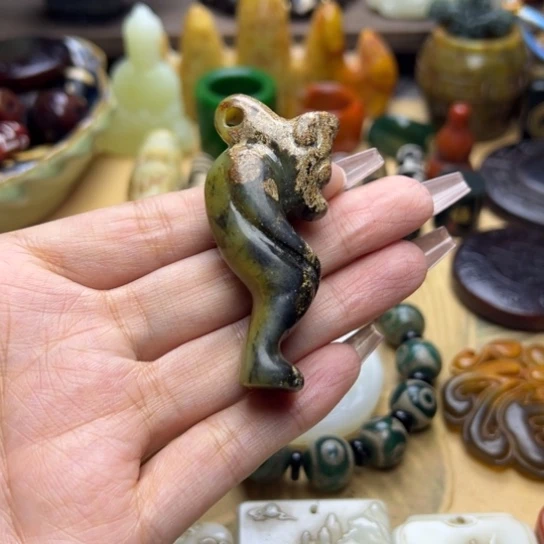 蛇纹石玉未镶嵌颈饰
