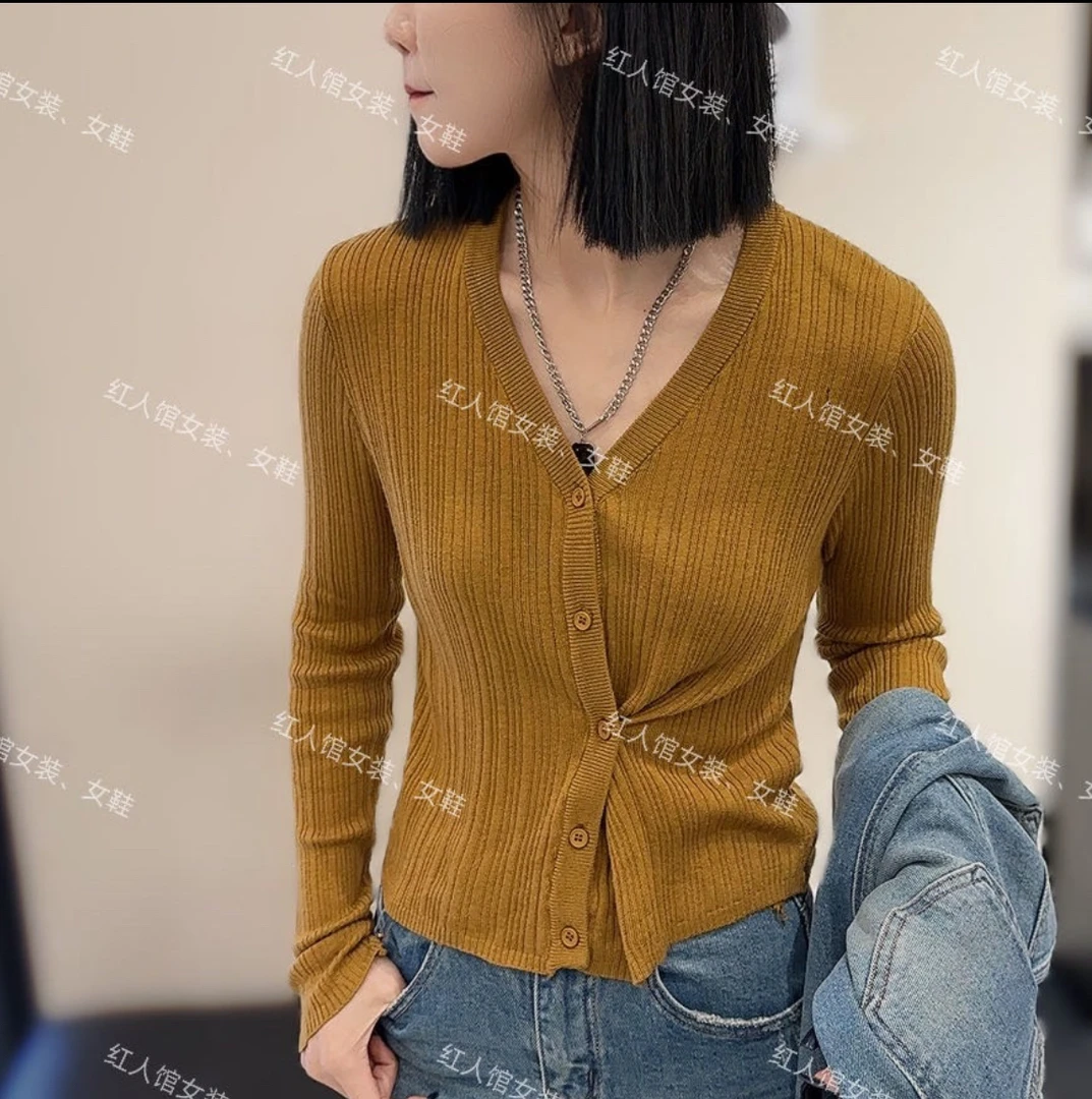 89203气质小女人风侧扣针织开衫
