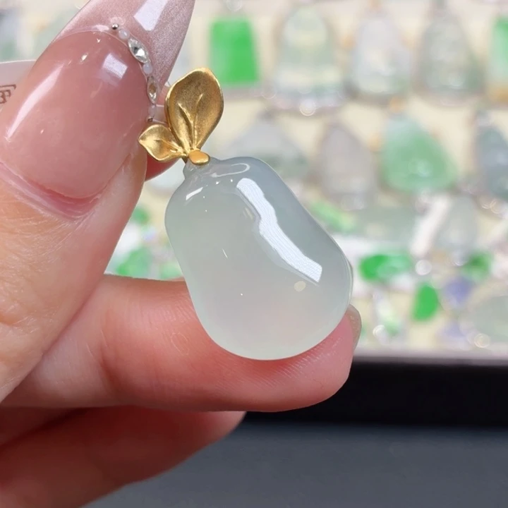 颈饰18K金镶嵌翡翠