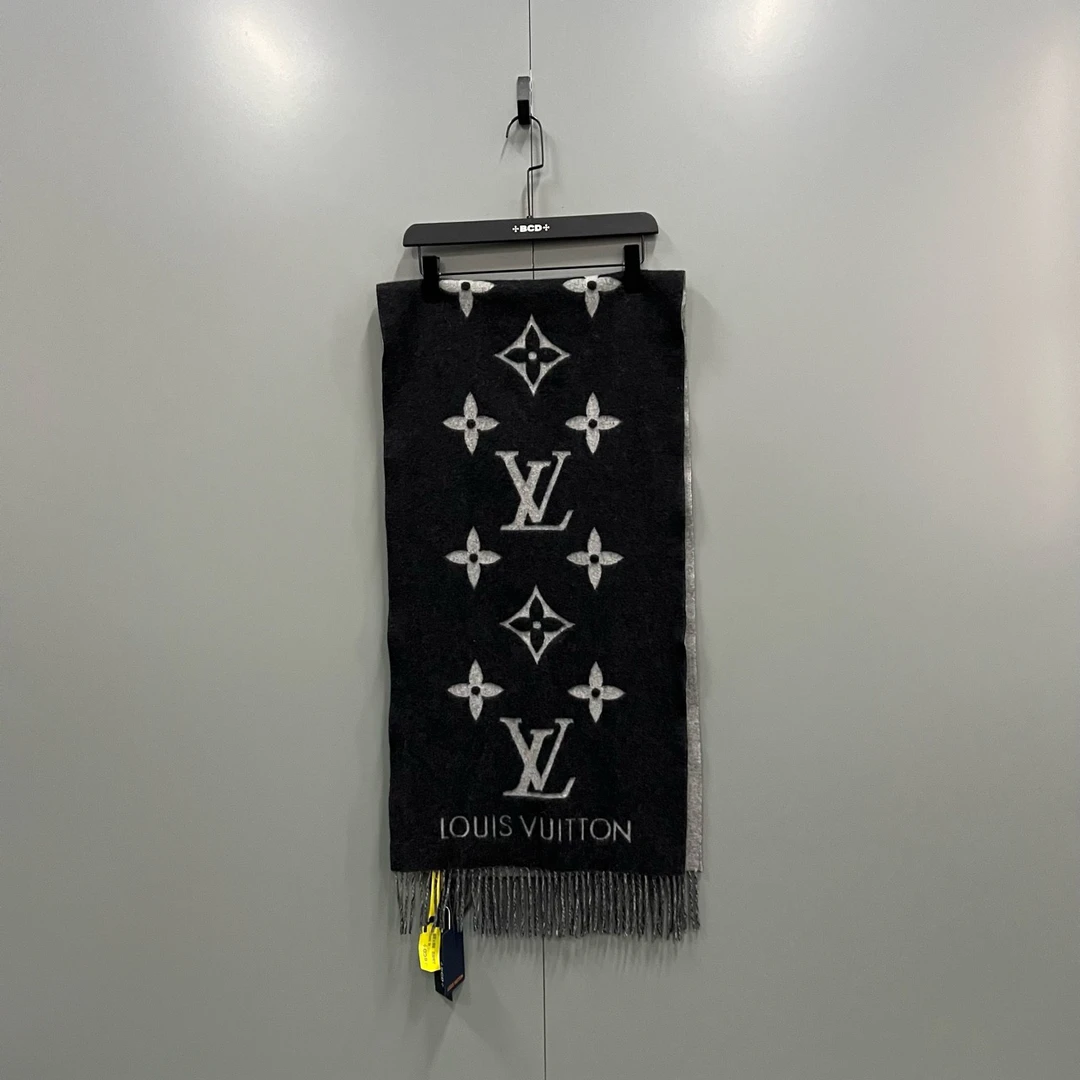 99新 LouisVuitton/路易威登  lv 黑灰老花羊绒围巾 均码/全新