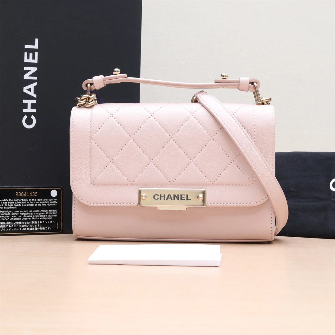 95新 Chanel/香奈儿 活动黑黑 金属logo链条斜跨包粉色23开349478