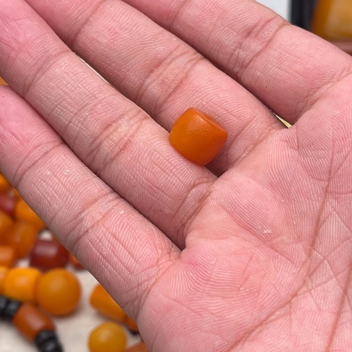 鵟***眸琥珀未镶嵌裸石蜜蜡墩子