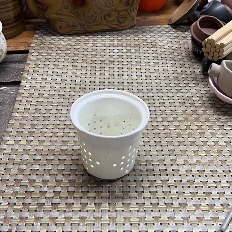 微瑕，不能明火，口径6，高6，6个茶漏底部堵住
