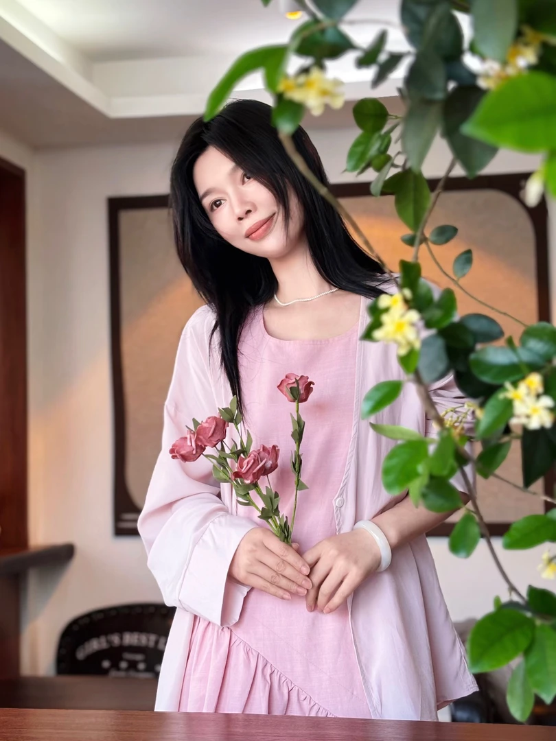 轻国风禅意茶歇感小众穿搭粉色上衣2025春季精致慵懒V领休闲外套