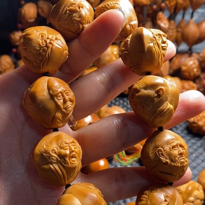 吊坠橄榄核往**风三疯罗汉