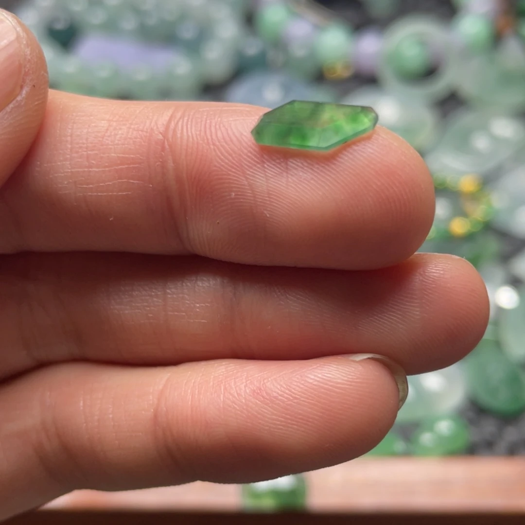 喵***～翡翠未镶嵌颈饰翡翠