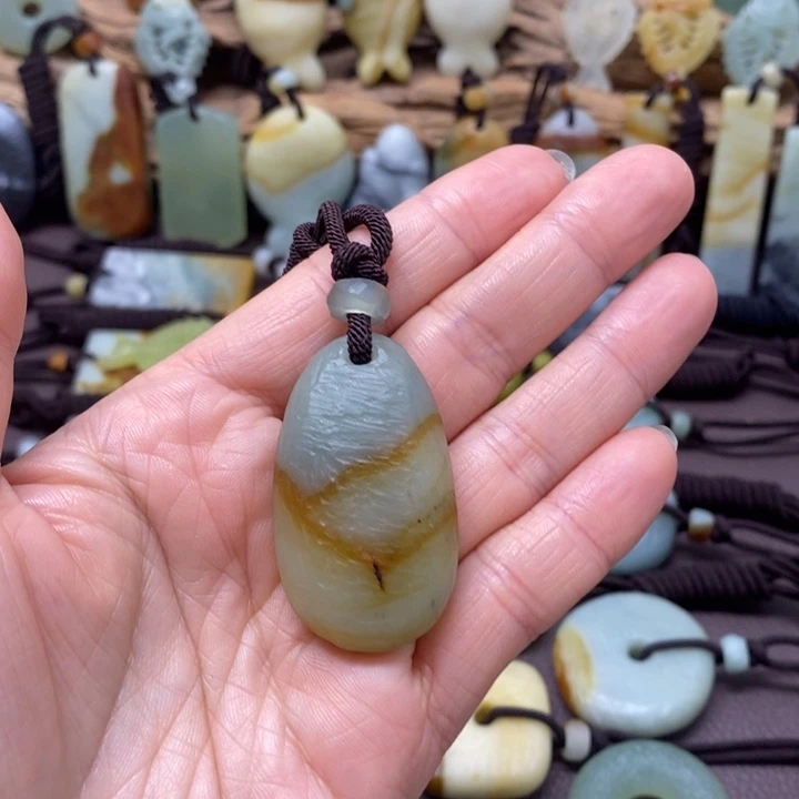 蛇纹石玉未镶嵌颈饰