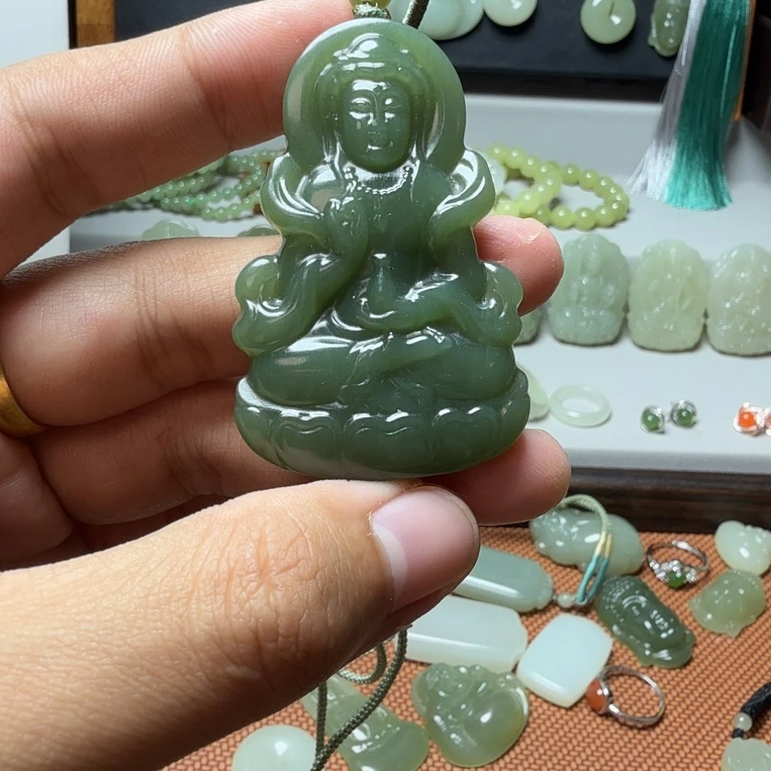 春***开和田玉未镶嵌颈饰