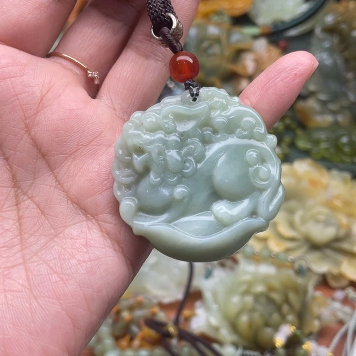 蛇纹石玉吊坠合金