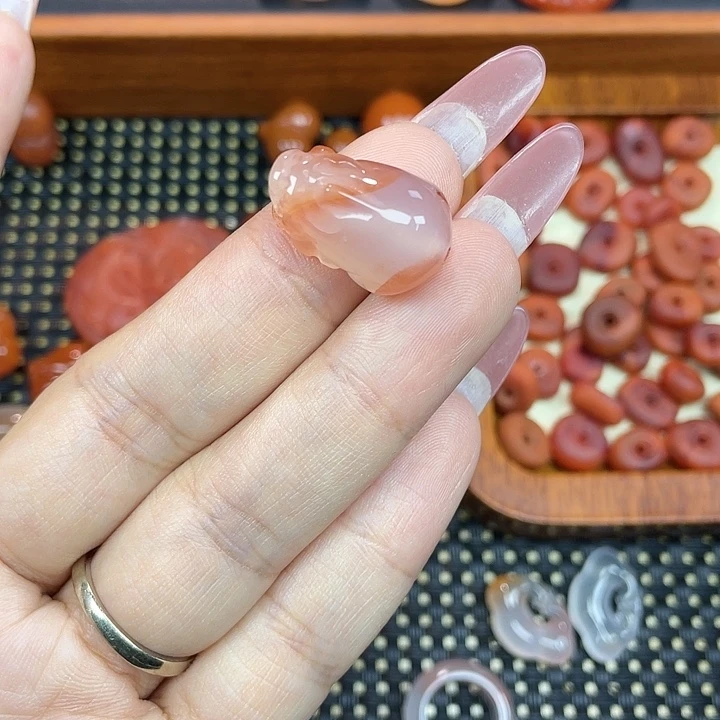 南红玛瑙未镶嵌颈饰貔貅