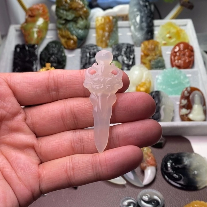 蛇纹石玉颈饰未镶嵌我**'