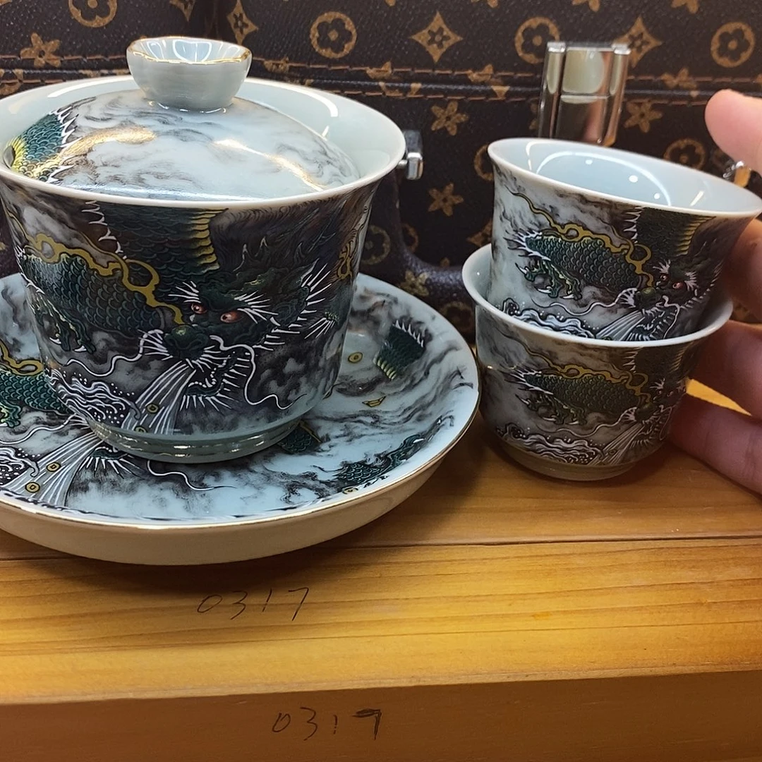 盖碗里的水煮开后放入