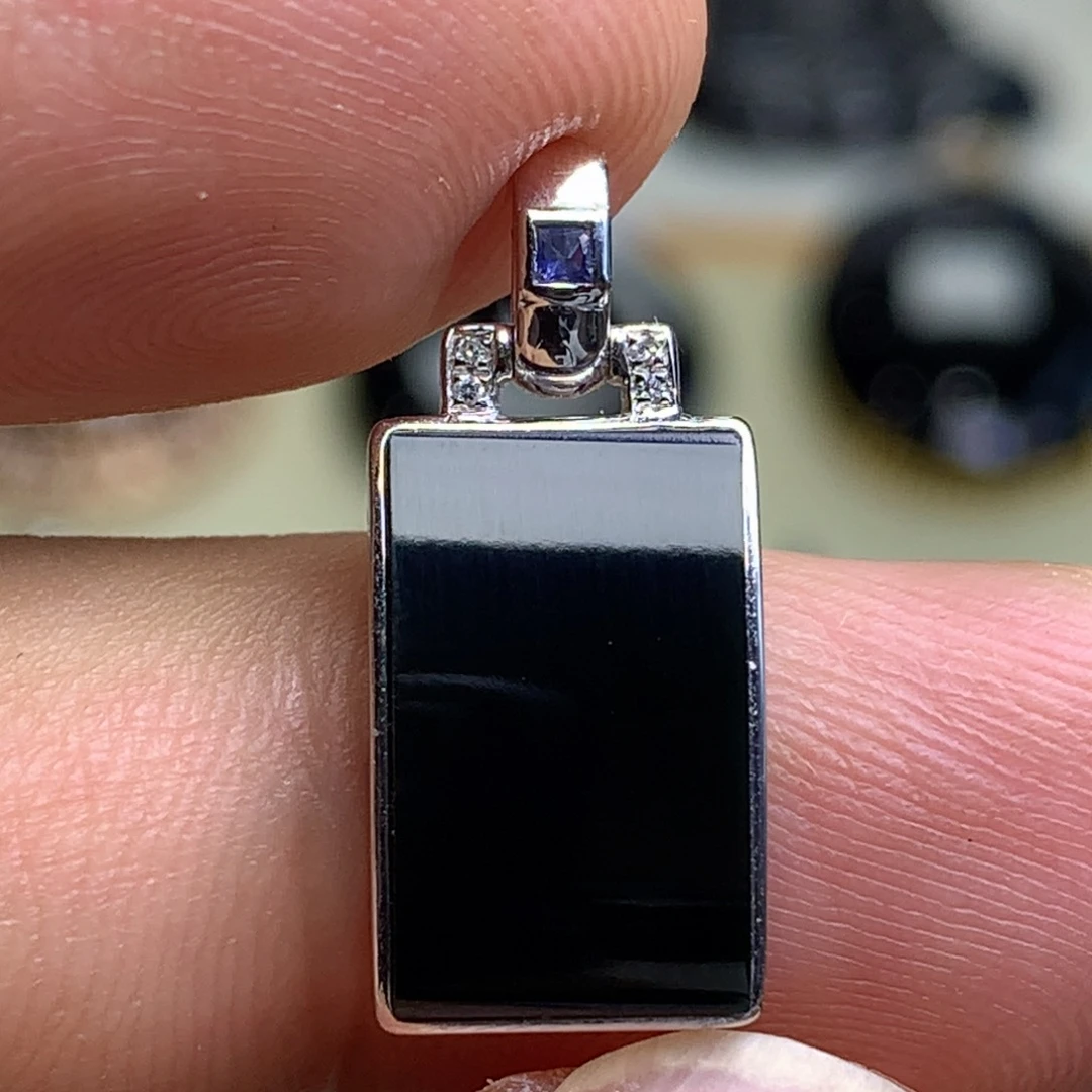 颈饰18K金镶嵌翡翠墨翠无事牌