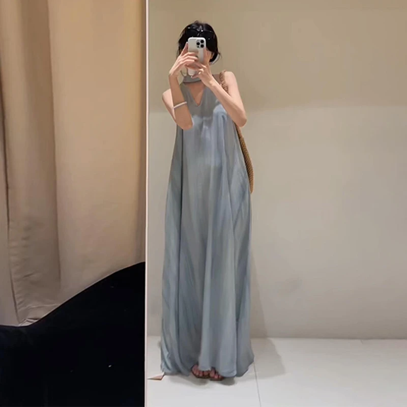 法式温柔风度假无袖吊带挂脖V领连衣裙子女夏穿搭显瘦长裙3115