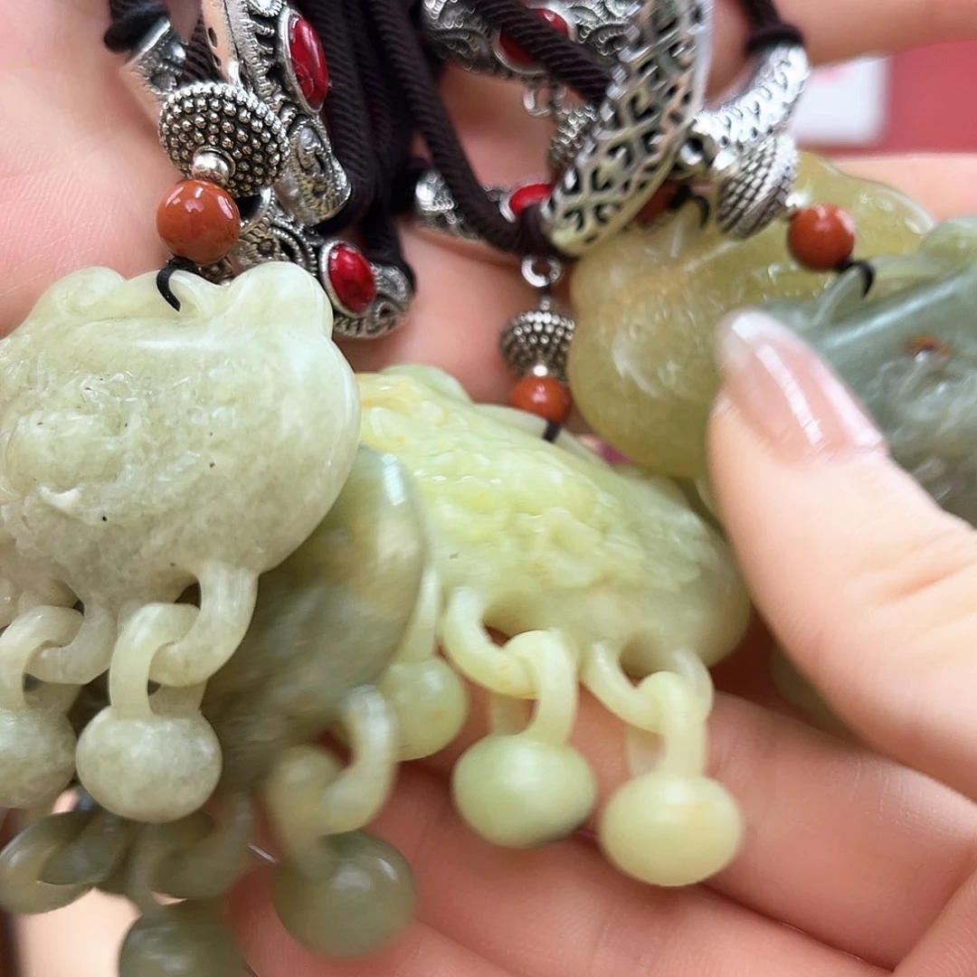 蛇纹石玉未镶嵌颈饰锁