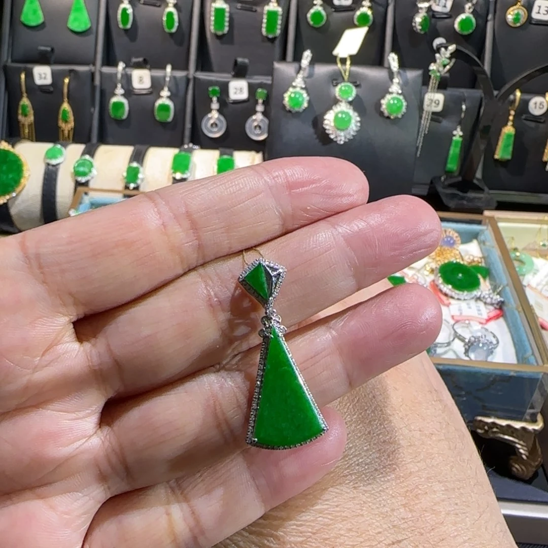 翡翠18K金镶嵌颈饰吊坠