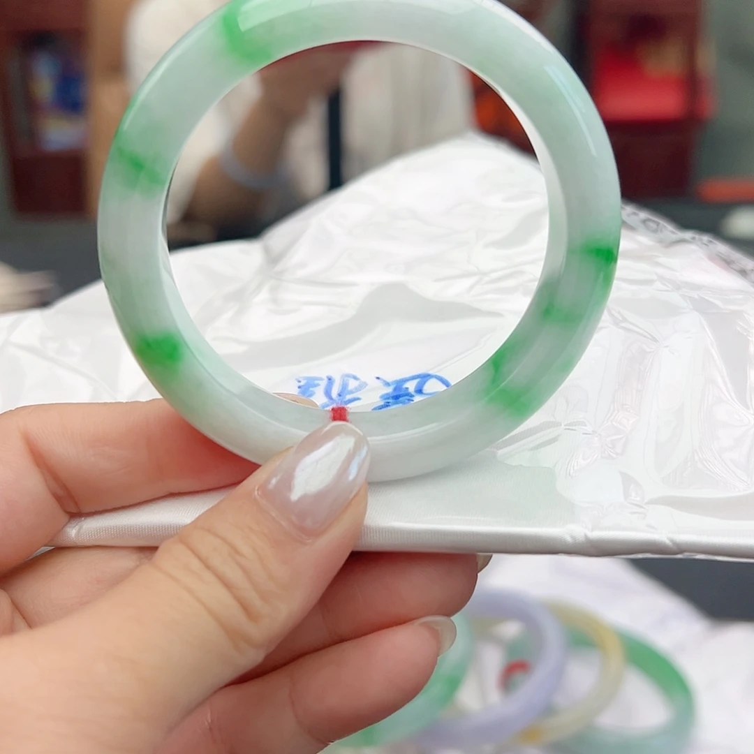 翡翠手镯未镶嵌55.8白底青