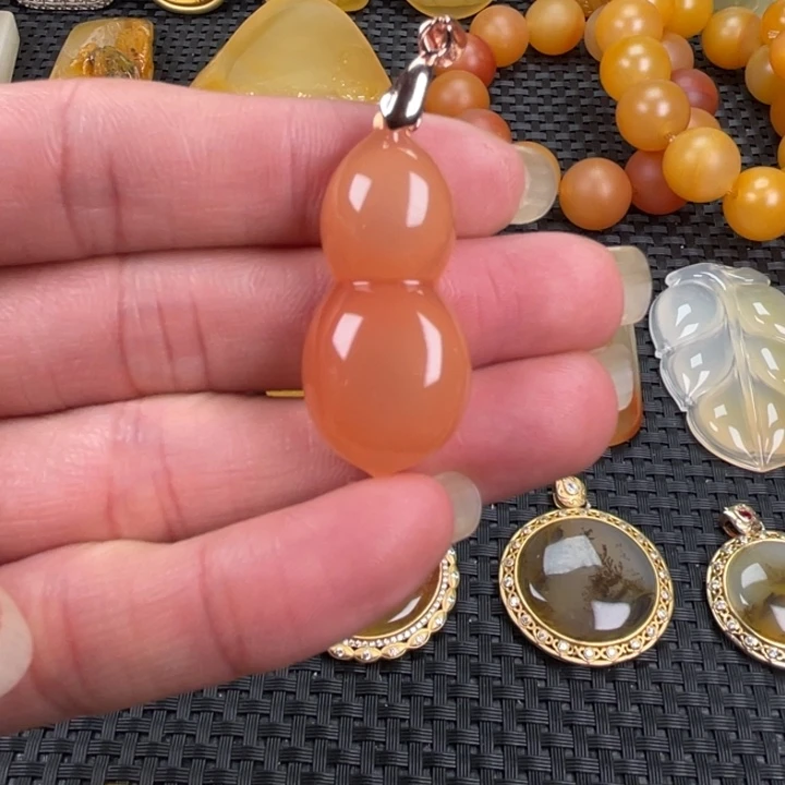 石英质玉（黄龙玉）未镶嵌颈饰