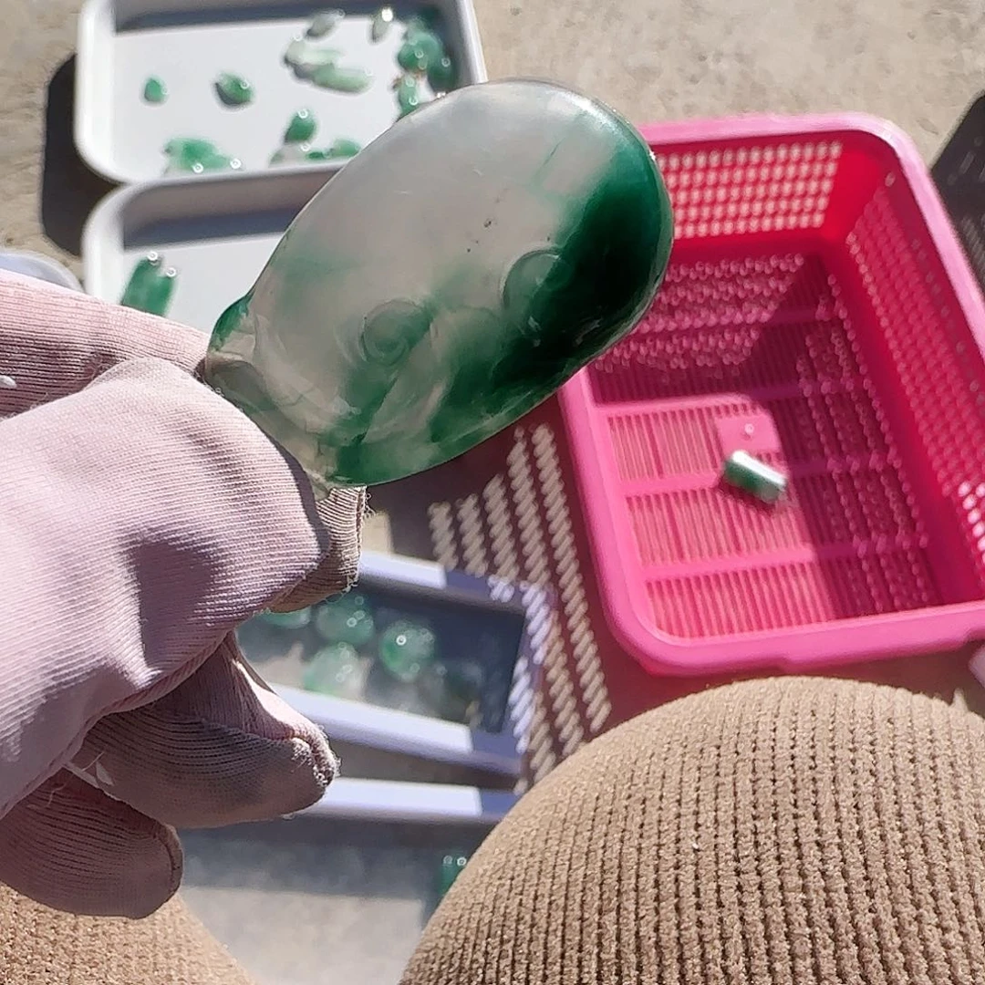 石英质玉颈饰未镶嵌心**远