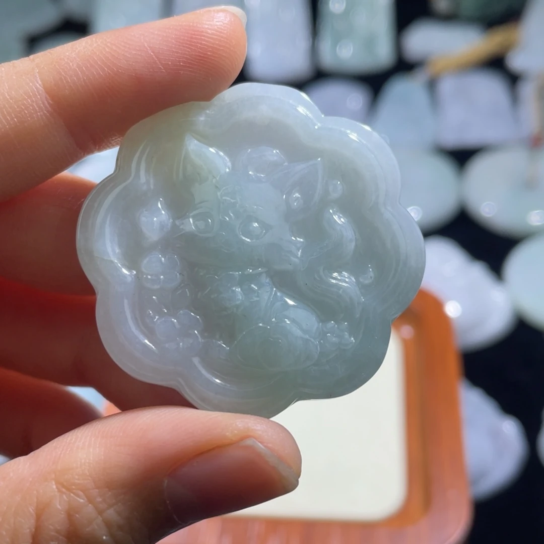 翡翠未镶嵌颈饰狐狸，瑕疵