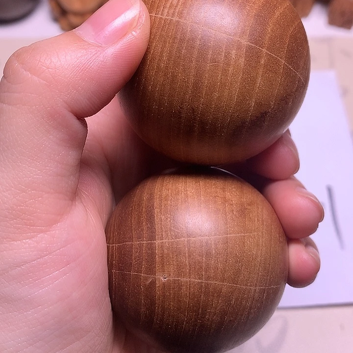 大叶紫檀（黑酸枝木类）手球瑕疵