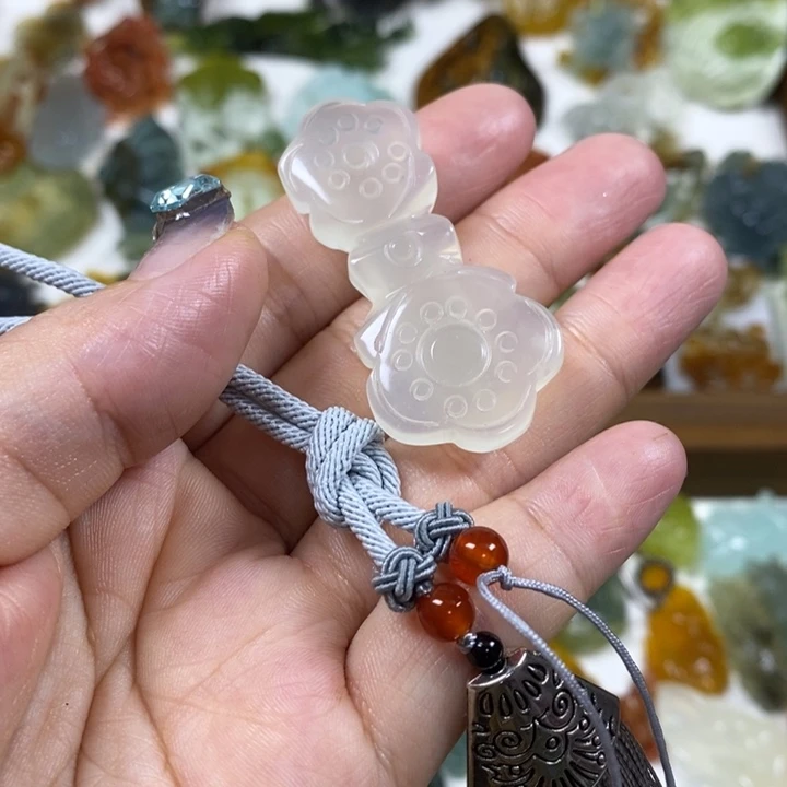 未镶嵌蛇纹石玉吊坠