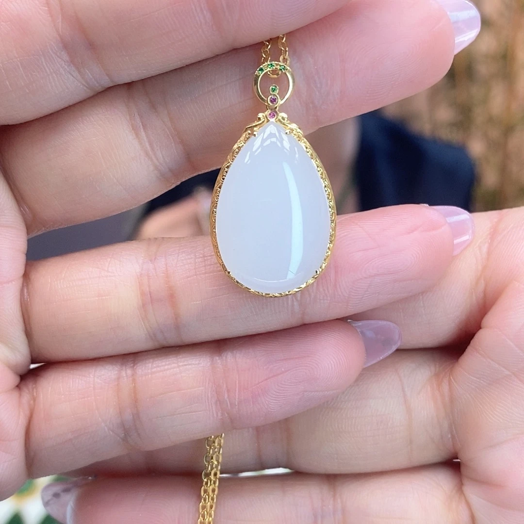 和田玉颈饰18K金镶嵌?**吖