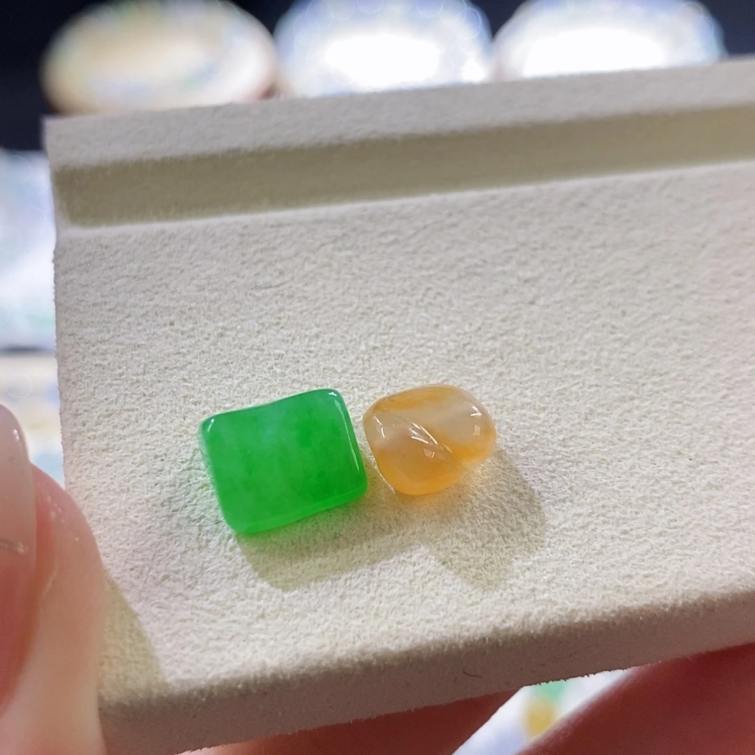 翡翠未镶嵌挂件一对