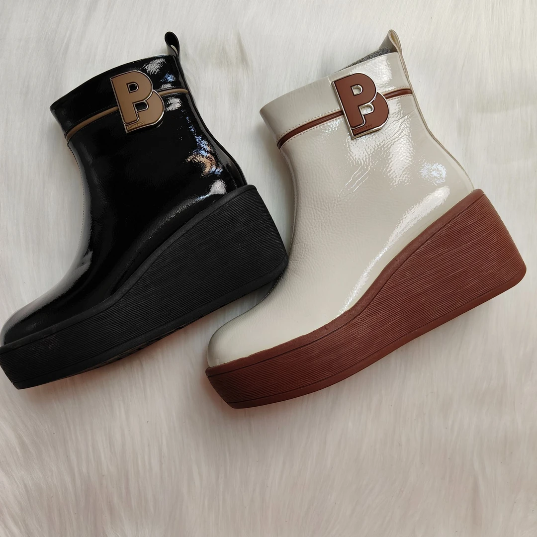 新疆包邮 新款漆皮坡跟休闲女鞋92781