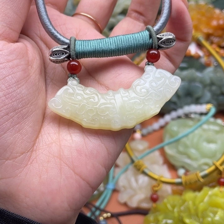 蛇纹石玉吊坠合金