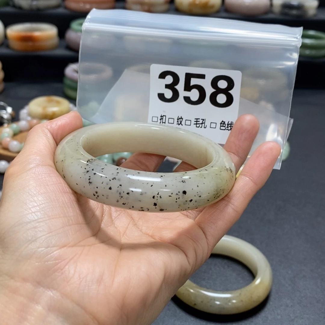 石英质玉手镯未镶嵌是****?