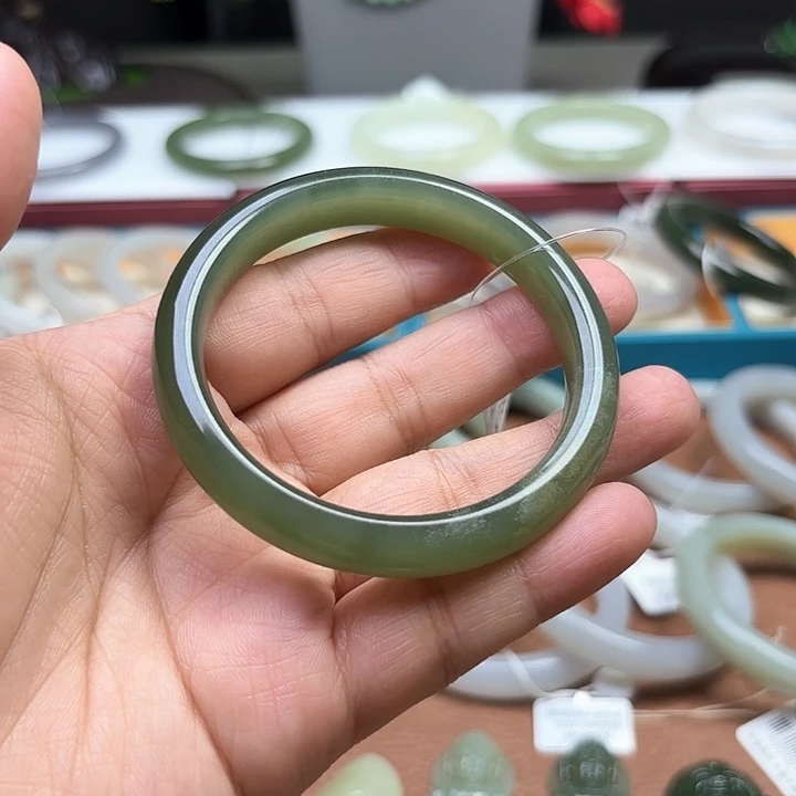 多***鱼和田玉未镶嵌手镯