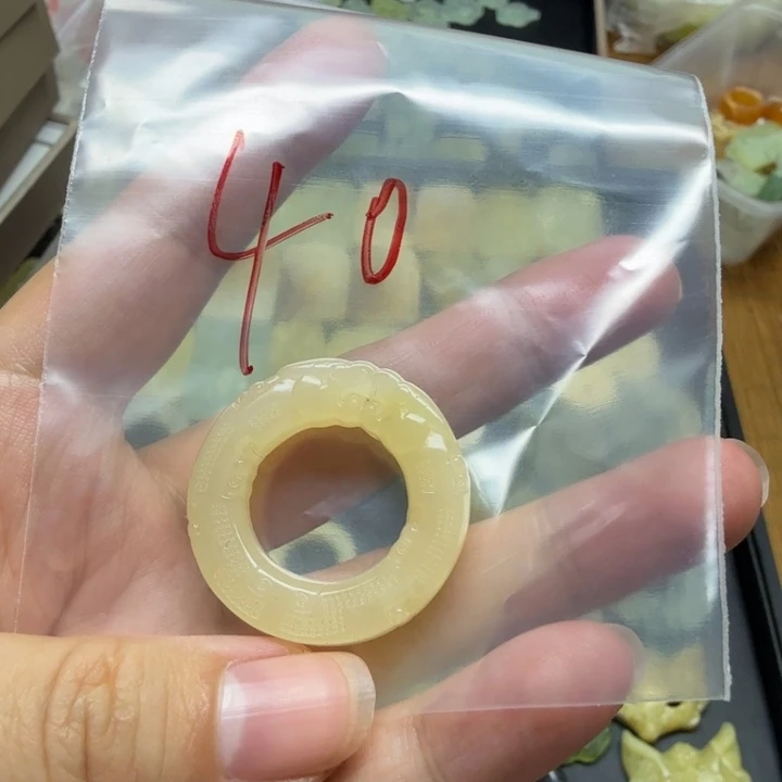 透闪石-蛇纹石玉吊坠未镶嵌