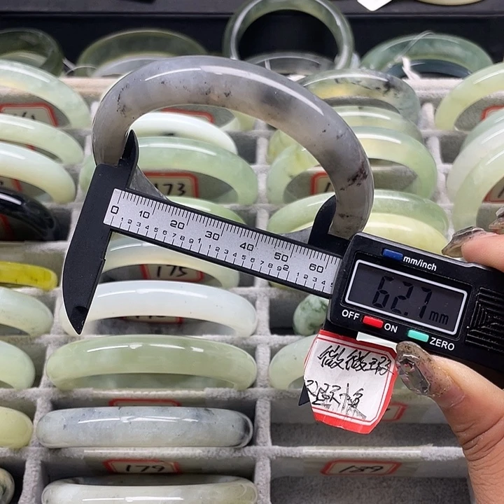 蛇纹石玉未镶嵌手镯188