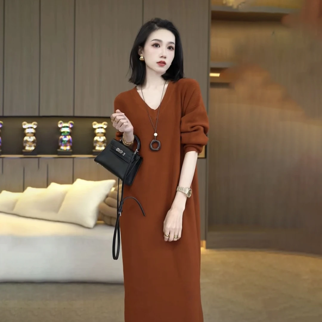 高端时尚V领妈妈连衣裙女2025秋冬季新款宽松显瘦百搭中长款裙子
