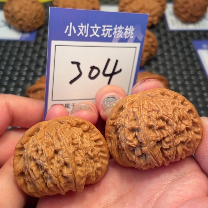 桃核把件42白狮子304。。