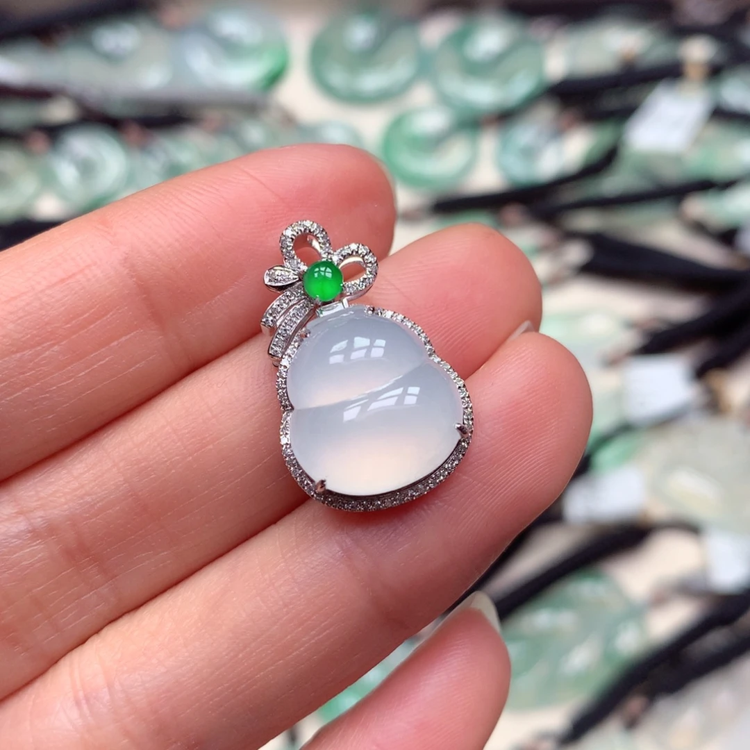 翡翠18K金镶嵌颈饰葫芦