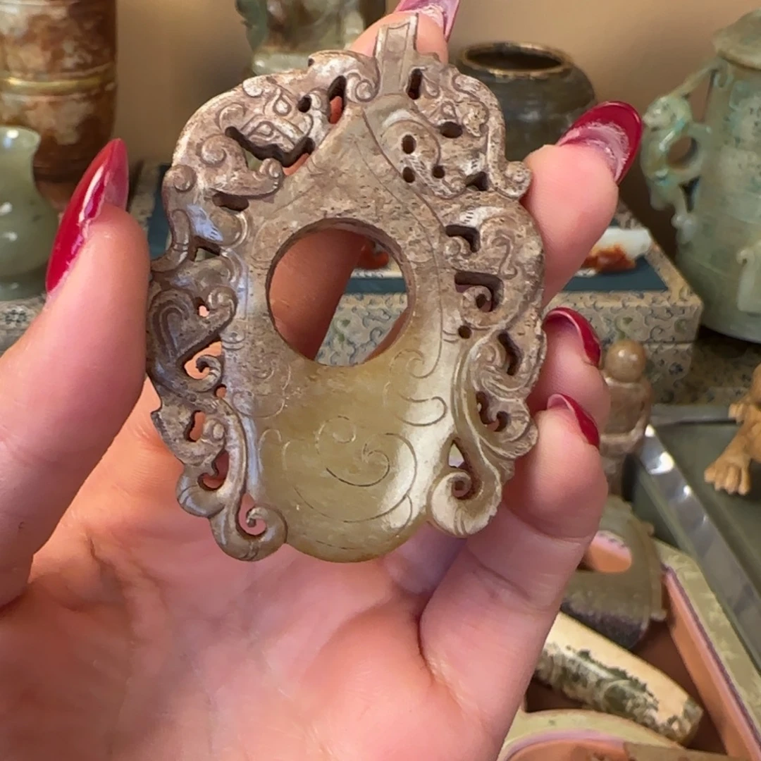 大***唐和田玉未镶嵌颈饰