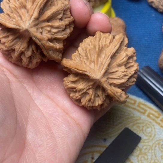 文玩核桃吊坠三棱