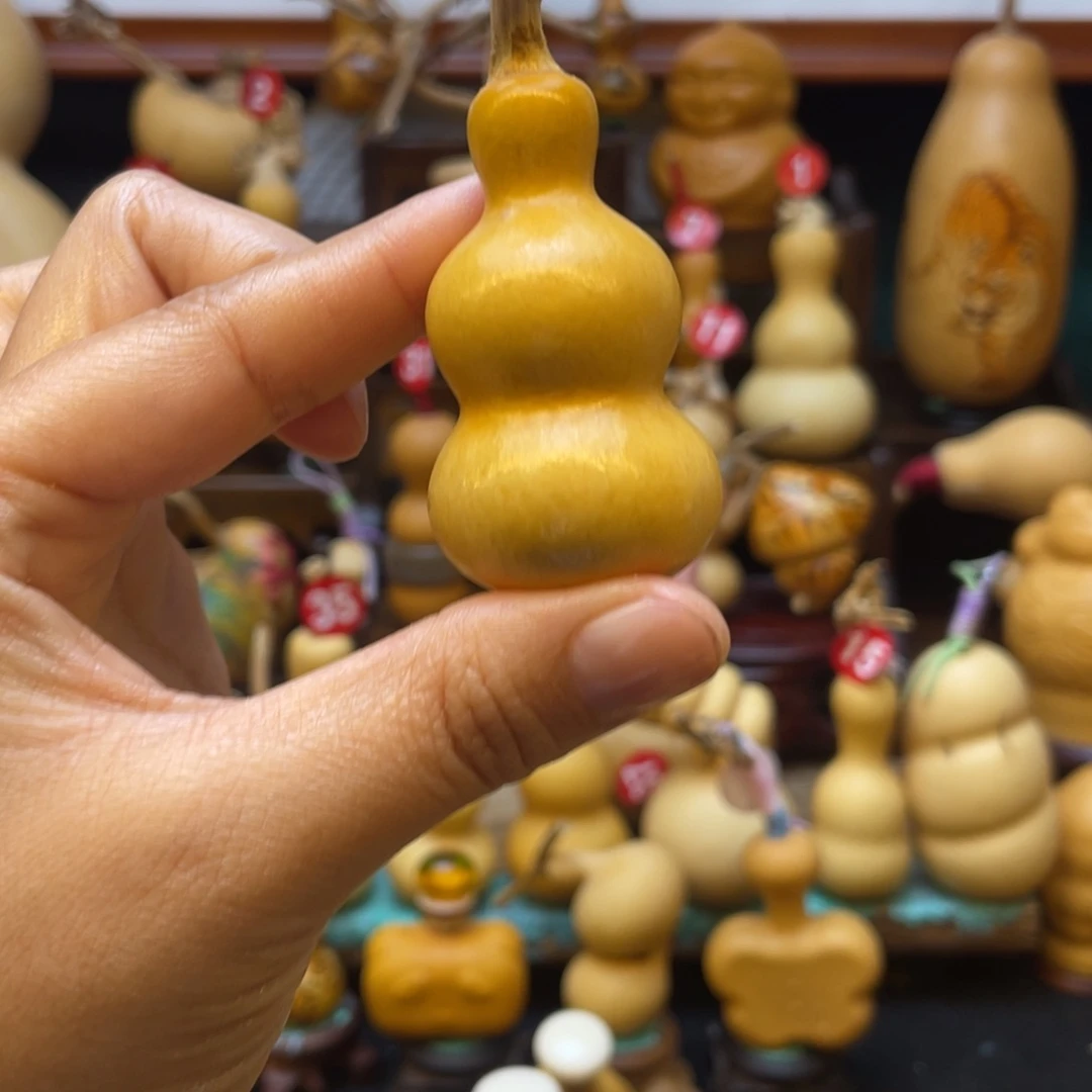 大****米葫芦等多种颜色的花灯点缀其间而